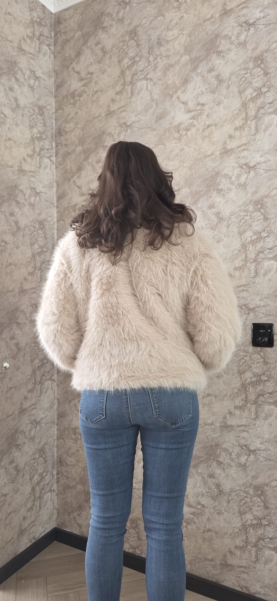 Beige faux fur jas dames achterkant – DeNa Fashion