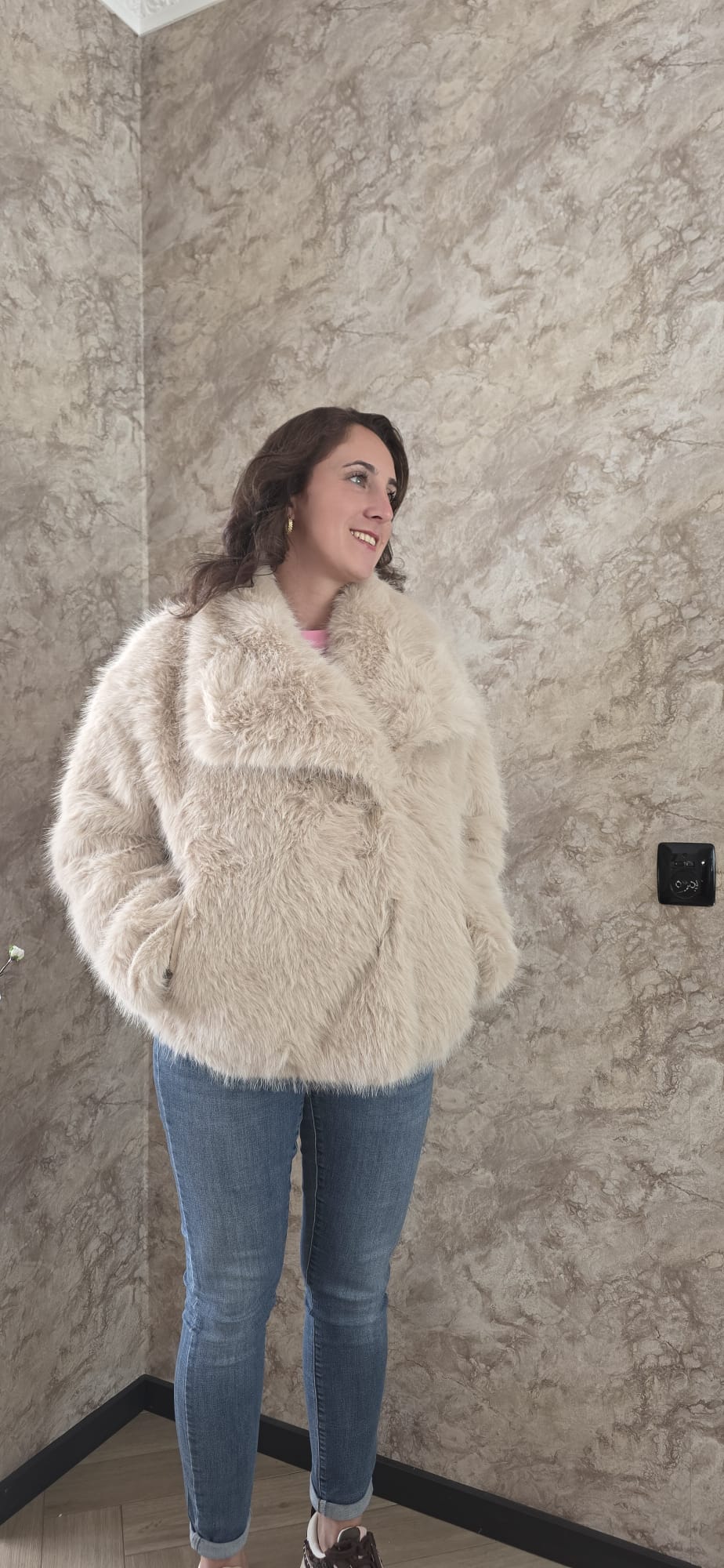 Beige faux fur jas dames voorkant – DeNa Fashion