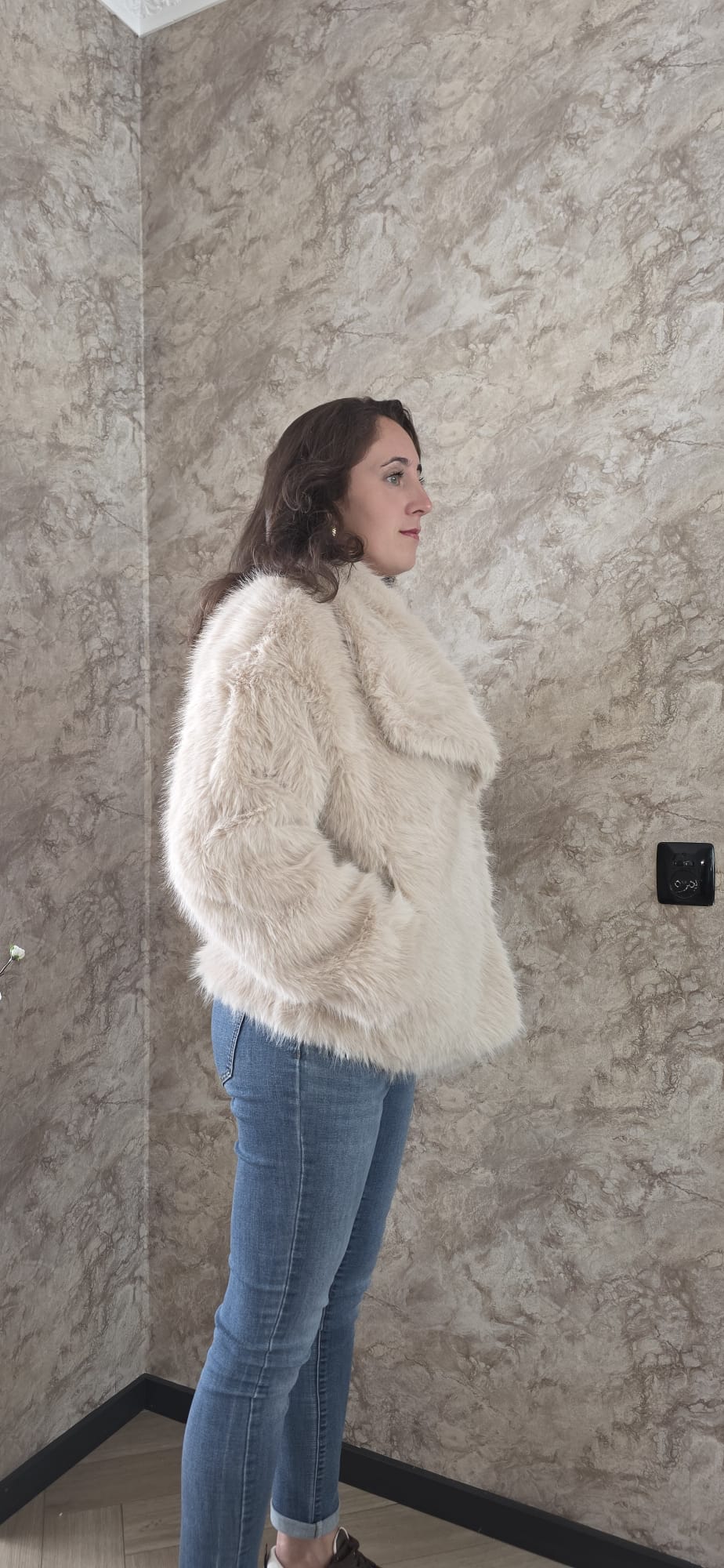 Beige faux fur jas dames zijkant – DeNa Fashion
