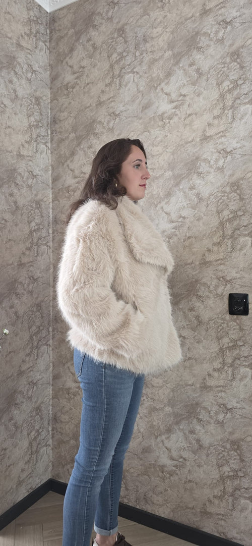 Beige faux fur jas dames zijkant – DeNa Fashion
