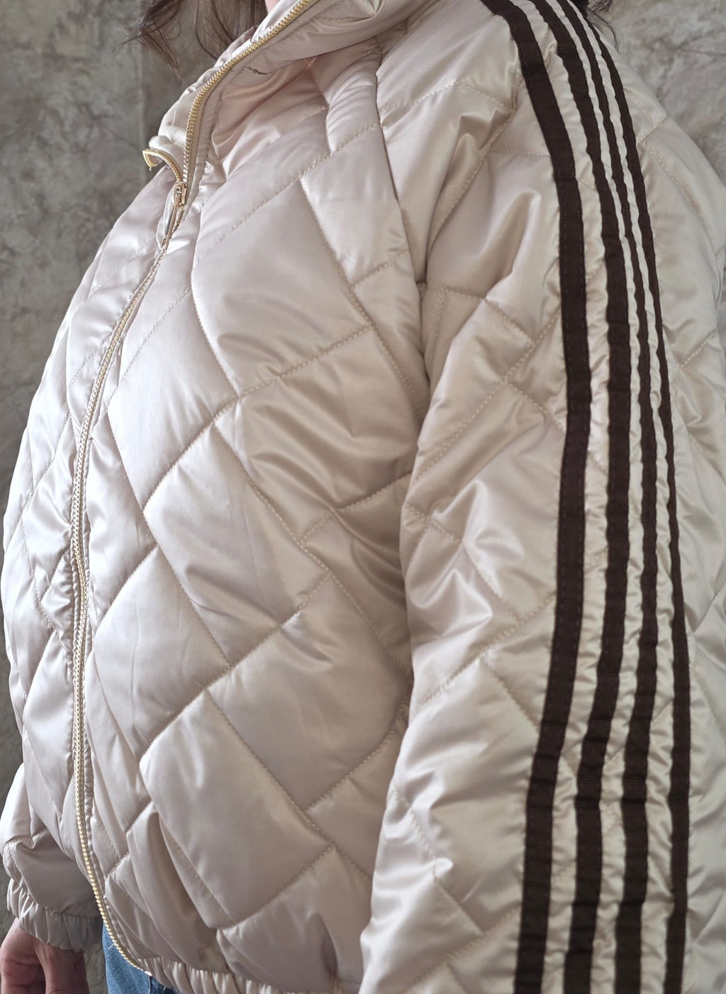 Beige gewatteerde damesjas met strepen zijkant – DeNa Fashion