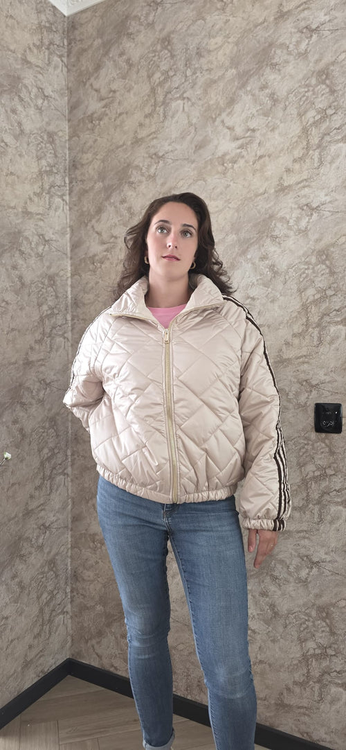 Beige gewatteerde damesjas met strepen voorkant – DeNa Fashion