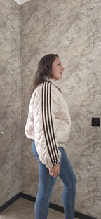 Beige gewatteerde damesjas met strepen achterkant – DeNa Fashion