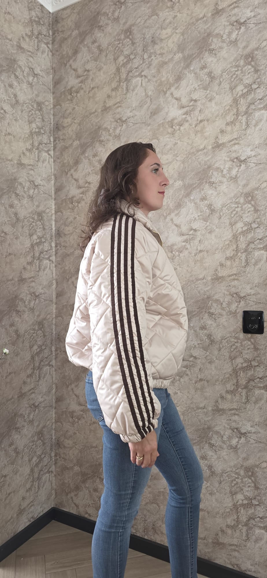 Beige gewatteerde damesjas met strepen achterkant – DeNa Fashion