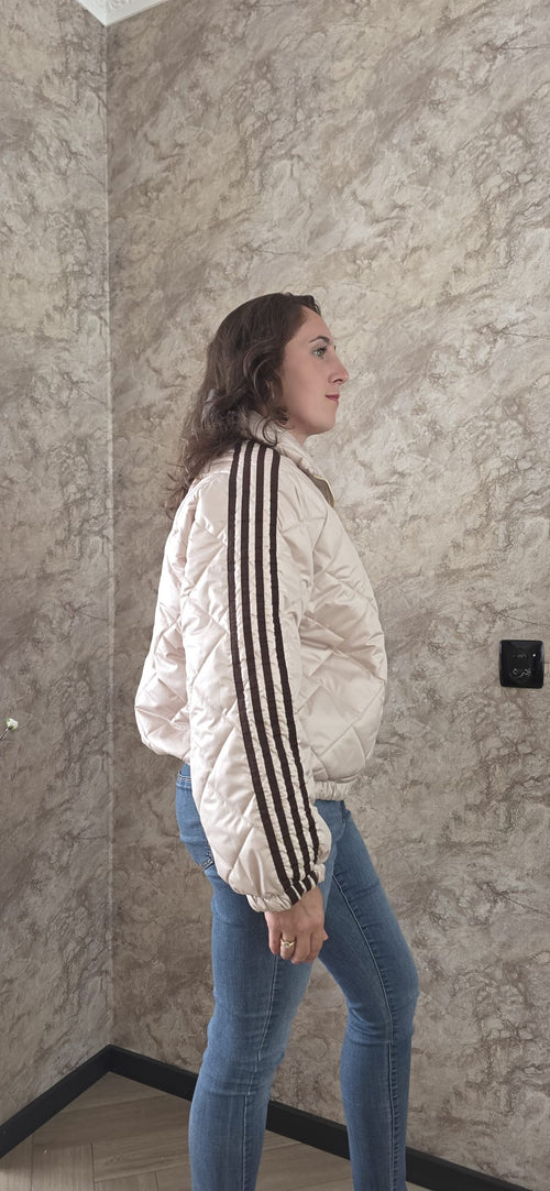 Beige gewatteerde damesjas met strepen achterkant – DeNa Fashion