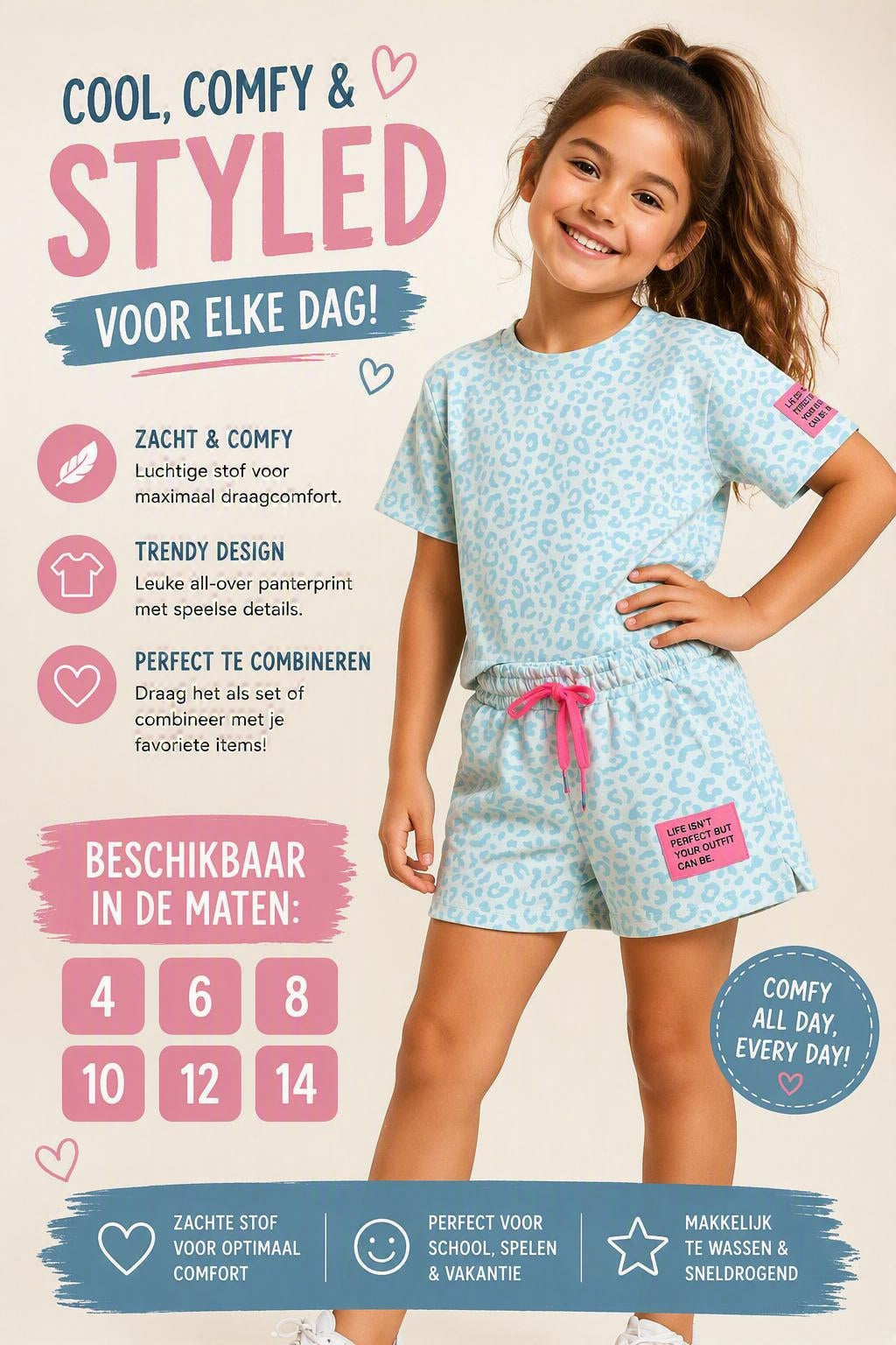 Lichtblauw kinder zomersetje met subtiele panterprint, bestaande uit een korte broek en T-shirt met roze details. Het setje wordt gepresenteerd op een verkoopafbeelding met een kindermodel dat de outfit draagt. Beschikbaar in de maten 4, 6, 8, 10, 12 en 14. Comfortabele en trendy kinderkleding voor school, spelen en vakantie.