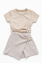 Beige meisjes zomerset met bloemdetail top en short | DeNa Kids Boutique
