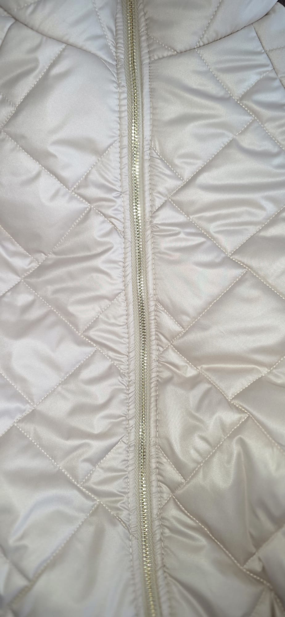Detail rits beige gewatteerde damesjas – DeNa Fashion