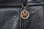 "Gouden M-badge rhinestones close-up zwarte imitatieleren broekrok"

