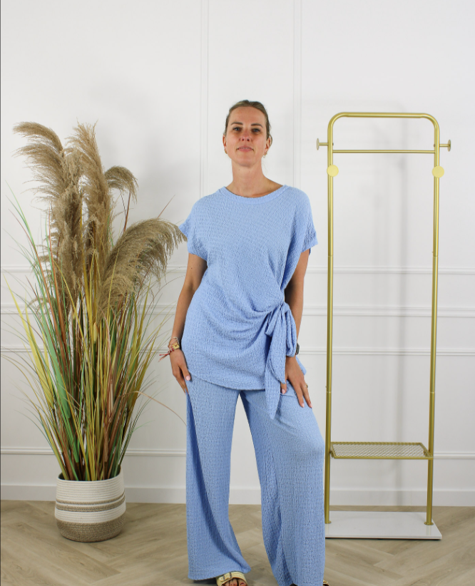 Hazel 2-delige set lichtblauw dames - voorkant staand