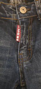 Detailfoto ICON spijkerbroek jongens - rood ICON label met esdoornblad, gouden stiksels en knoopsluiting
