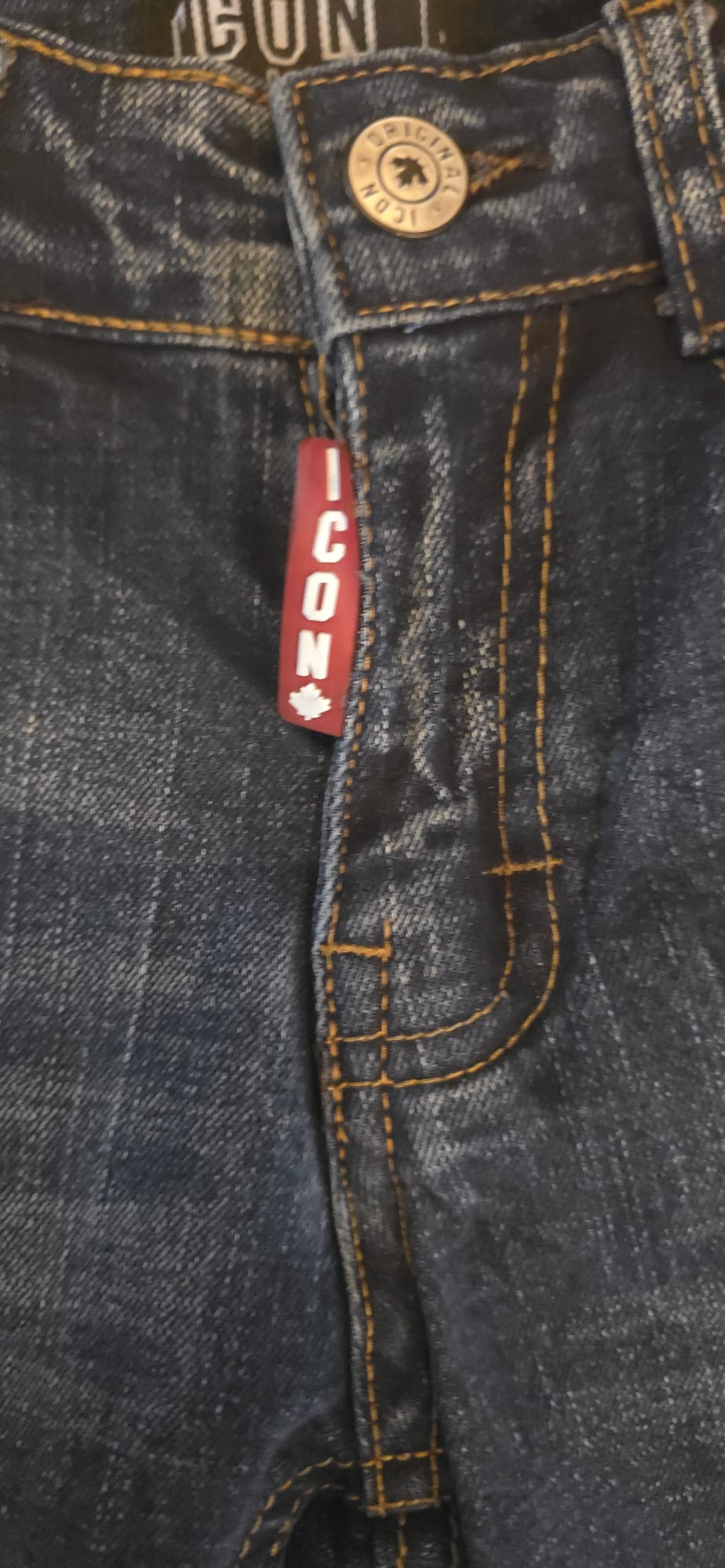 Detailfoto ICON spijkerbroek jongens - rood ICON label met esdoornblad, gouden stiksels en knoopsluiting