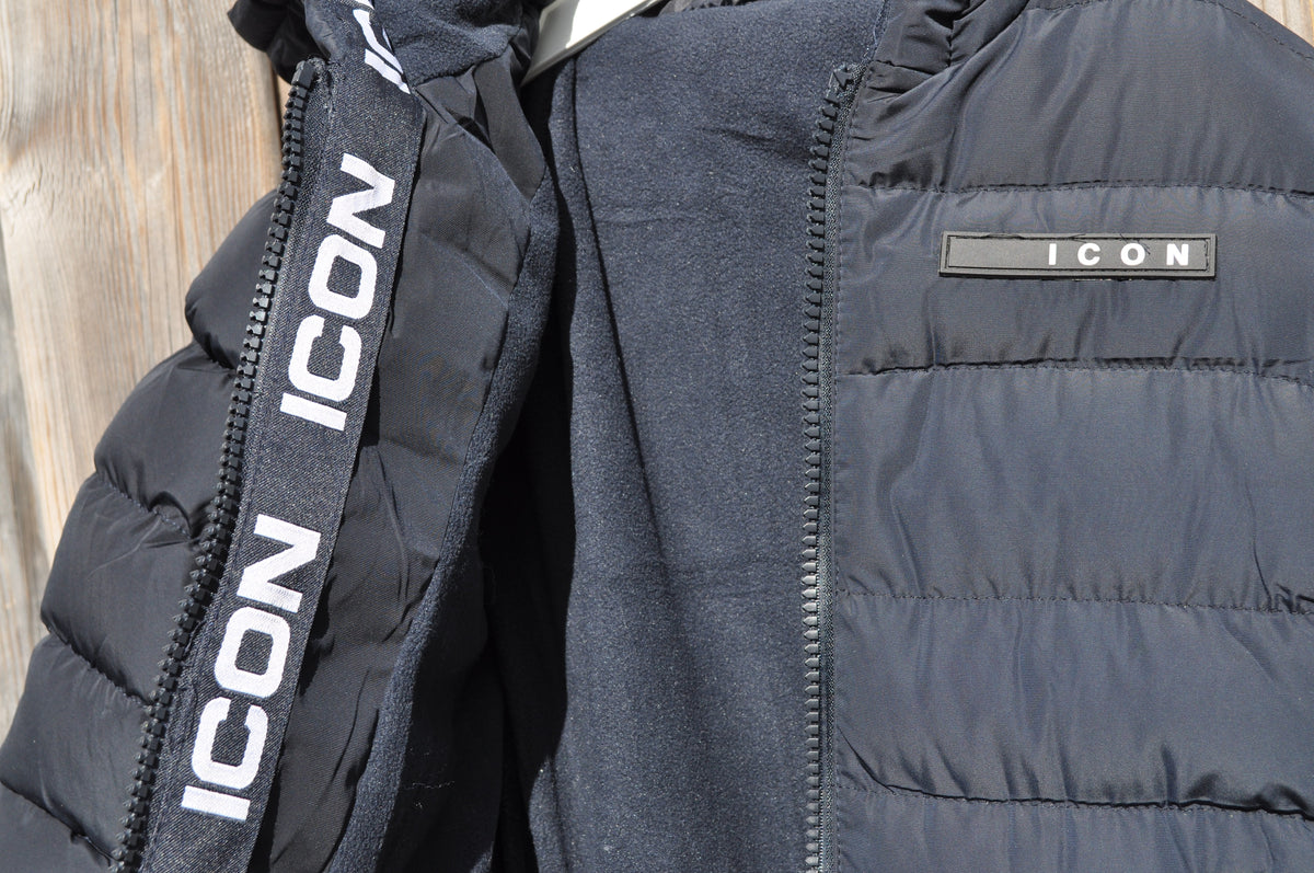 ICON winterjas detail capuchonband en badge zwart