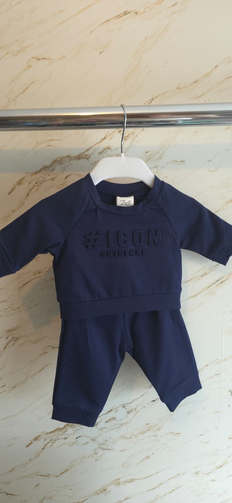 Blauw ICON baby setje voor jongens bestaande uit een sweater met reliëf ICON-logo en bijpassende broek, verkrijgbaar in de maten 56 t/m 98 bij DeNa Kids Boutique.