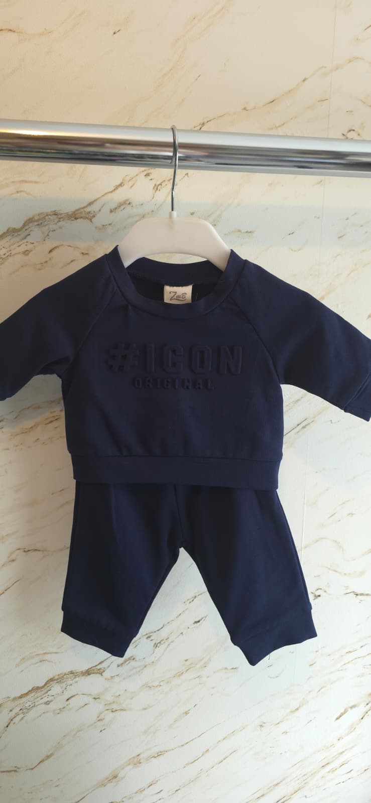 Blauw ICON baby setje voor jongens bestaande uit een sweater met reliëf ICON-logo en bijpassende broek, verkrijgbaar in de maten 56 t/m 98 bij DeNa Kids Boutique.