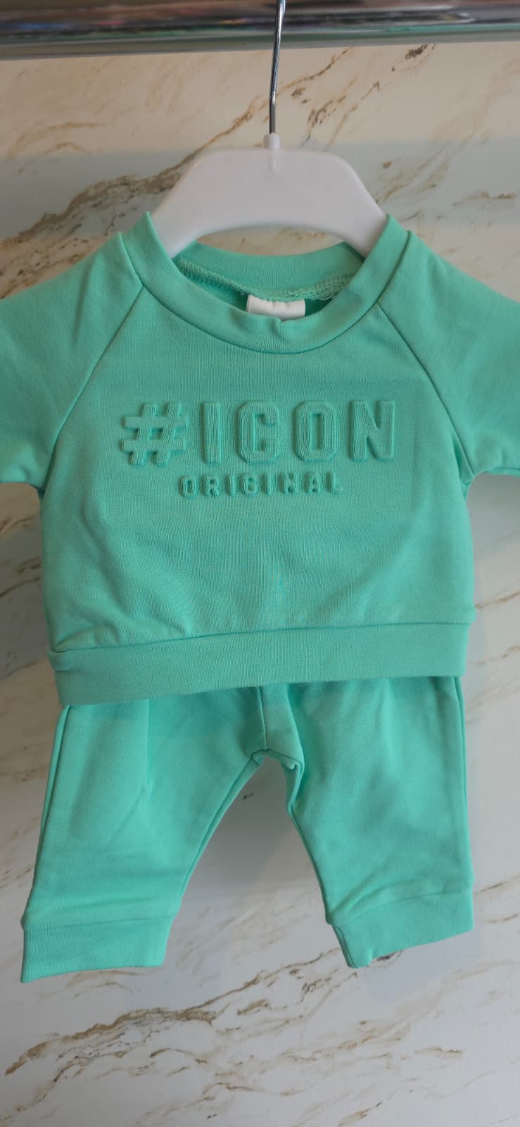 Mintgroen ICON baby setje voor jongens bestaande uit een sweater met reliëf ICON-logo en bijpassende broek, verkrijgbaar in de maten 56 t/m 98 bij DeNa Kids Boutique