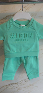 Mintgroen ICON baby setje voor jongens bestaande uit een sweater met reliëf ICON-logo en bijpassende broek, verkrijgbaar in de maten 56 t/m 98 bij DeNa Kids Boutique