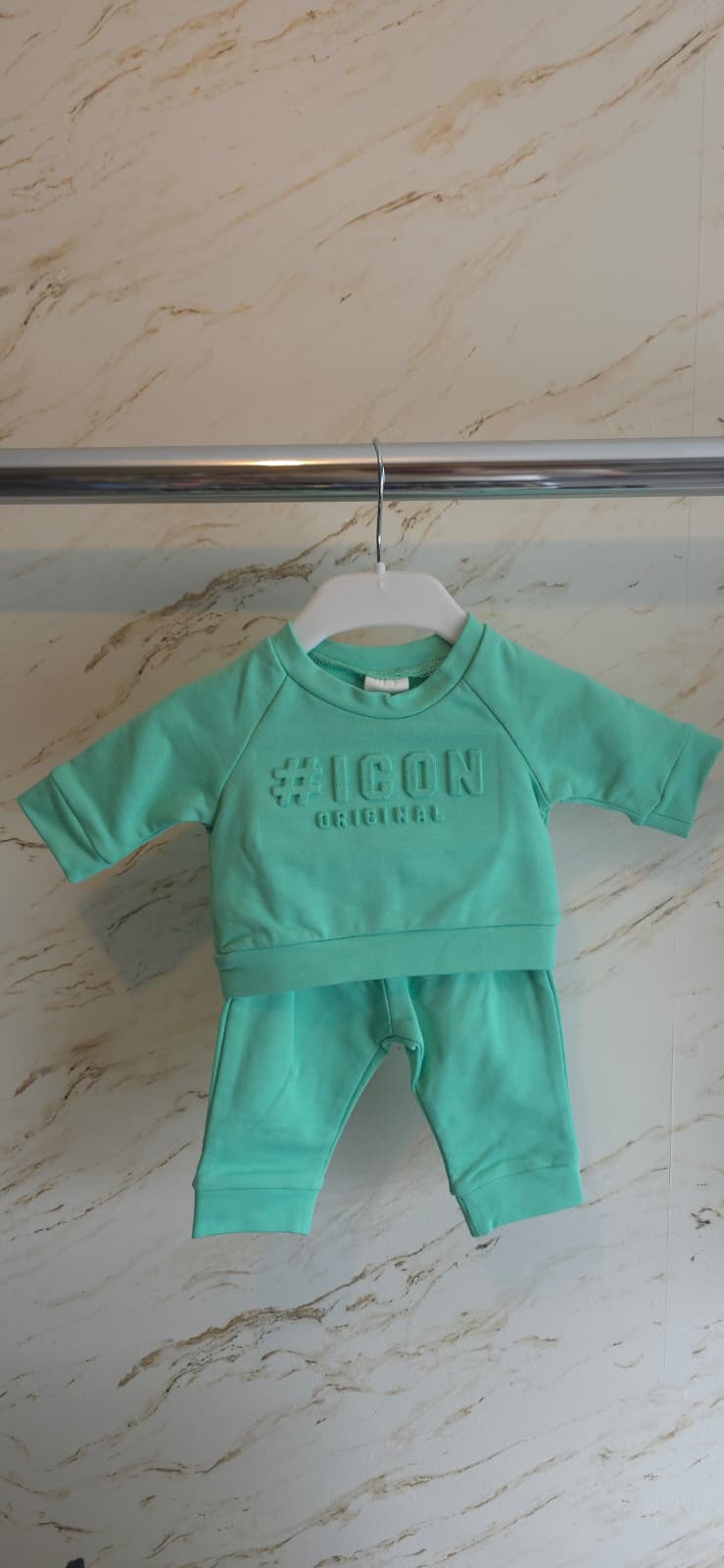 Mintgroen ICON baby setje voor jongens bestaande uit een sweater met reliëf ICON-logo en bijpassende broek, verkrijgbaar in de maten 56 t/m 98 bij DeNa Kids Boutique
