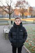 ICON zwarte gewatteerde kinder winterjas met capuchon, luxe label en warme voering voor jongens