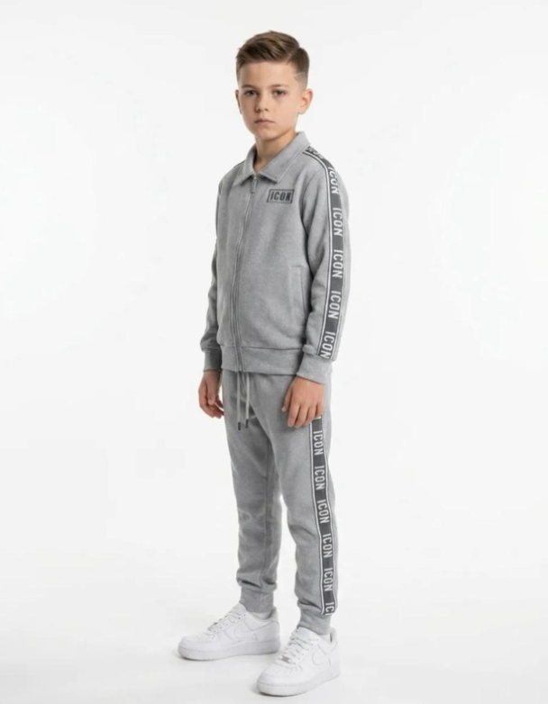 ICON grijze joggingset voor jongens met vest, broek en logo details van DeNa Kids Boutique