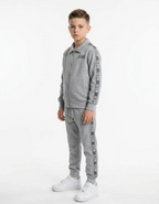 ICON grijze joggingset voor jongens met vest, broek en logo details van DeNa Kids Boutique
