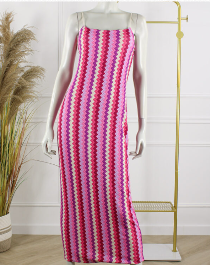 Rimini maxi jurk in roze zigzag print met smalle schouderbandjes en aansluitende pasvorm, gepresenteerd op een mannequin in een lichte studioomgeving. Trendy lange zomerjurk uit de damescollectie van DeNa Kids Boutique.