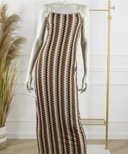 Rimini maxi jurk in taupe, beige en bruin zigzagpatroon met smalle schouderbandjes en aansluitende pasvorm, gepresenteerd op een mannequin in een lichte studioomgeving. Elegante lange damesjurk uit de damescollectie van DeNa Kids Boutique.