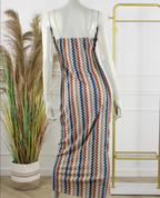 Rimini maxi jurk beige multicolor zigzag - achterkant op mannequin met smalle schouderbandjes