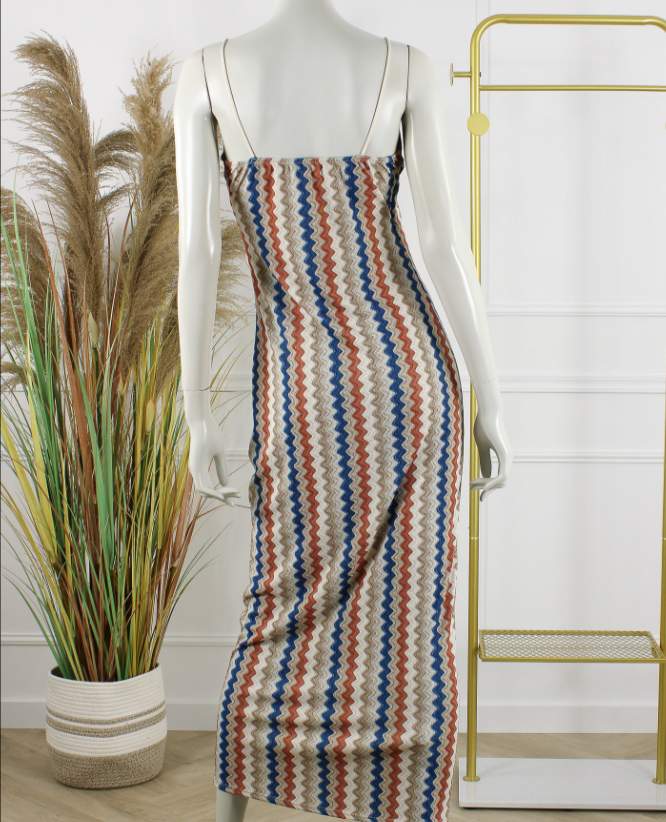 Rimini maxi jurk beige multicolor zigzag - achterkant op mannequin met smalle schouderbandjes