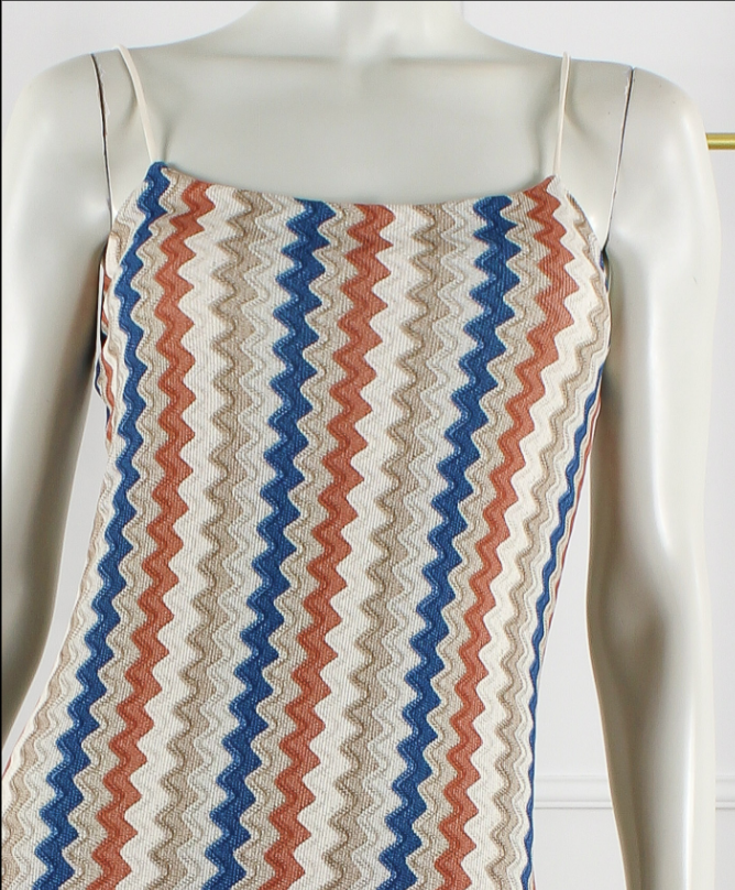 Rimini maxi jurk beige multicolor zigzag - close-up stof met blauw en roestkleurig zigzagpatroon