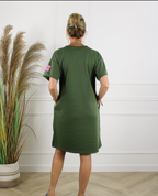 Life Label army green jurk dames - achterkant met roze patch
