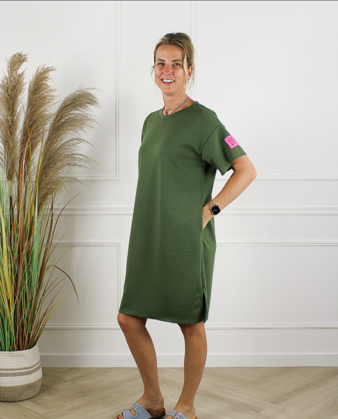 Life Label army green jurk dames - zijaanzicht met split en roze patch