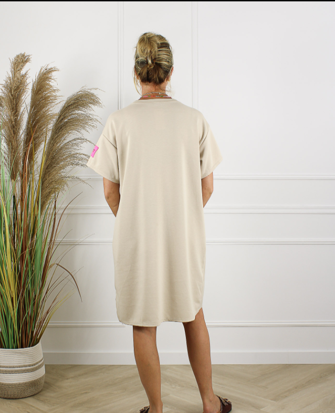 Life Label beige jurk dames - achterkant met roze patch