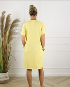 Life Label gele jurk dames - achterkant met roze patch