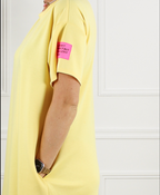 Life Label gele jurk dames - zijaanzicht met roze patch tekst