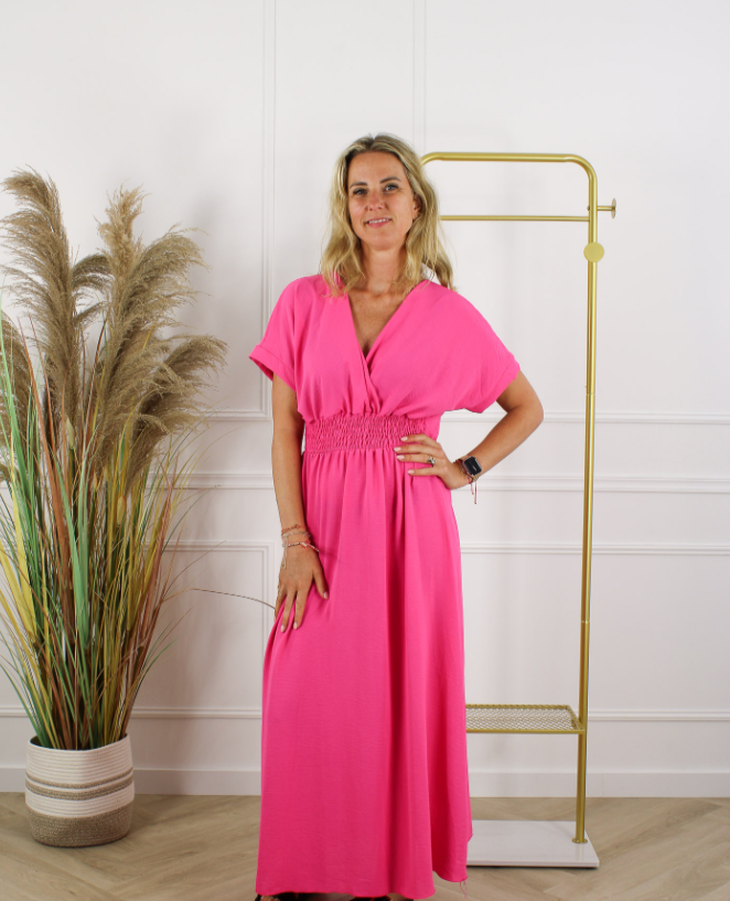 Modena maxi jurk roze dames - voorkant gedragen op model met gouden kledingrek