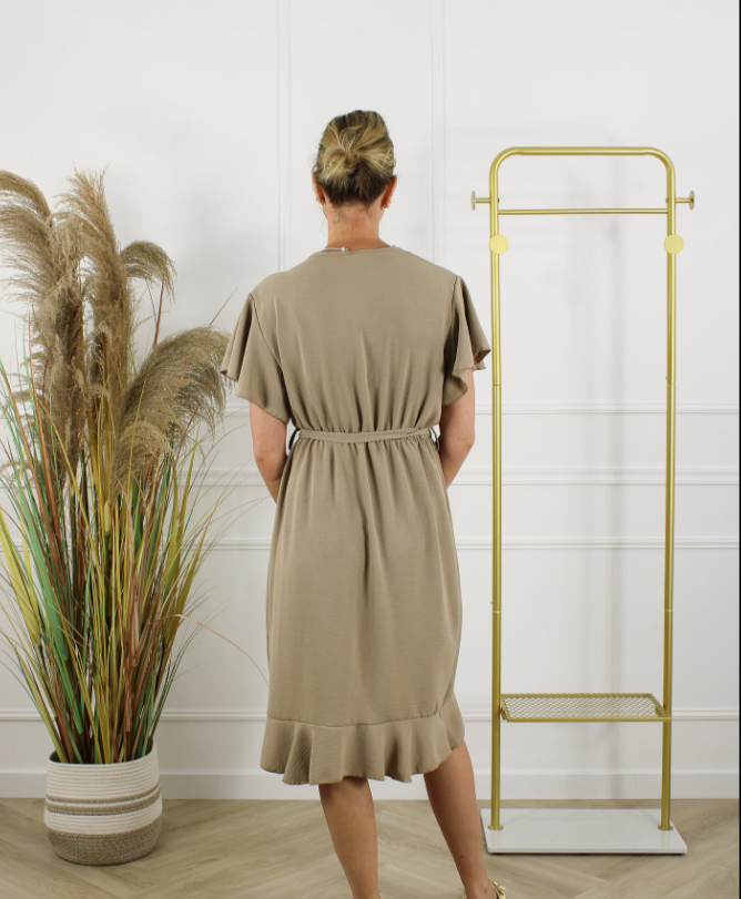 Melody wikkeljurk taupe dames - achterkant met strikceintuur en volant zoom