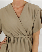 Melody wikkeljurk taupe dames - close-up V-hals en strikceintuur detail