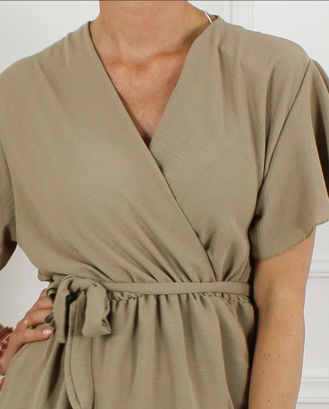 Melody wikkeljurk taupe dames - close-up V-hals en strikceintuur detail