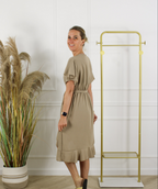 Melody wikkeljurk taupe dames - zijaanzicht met asymmetrische rok en volant