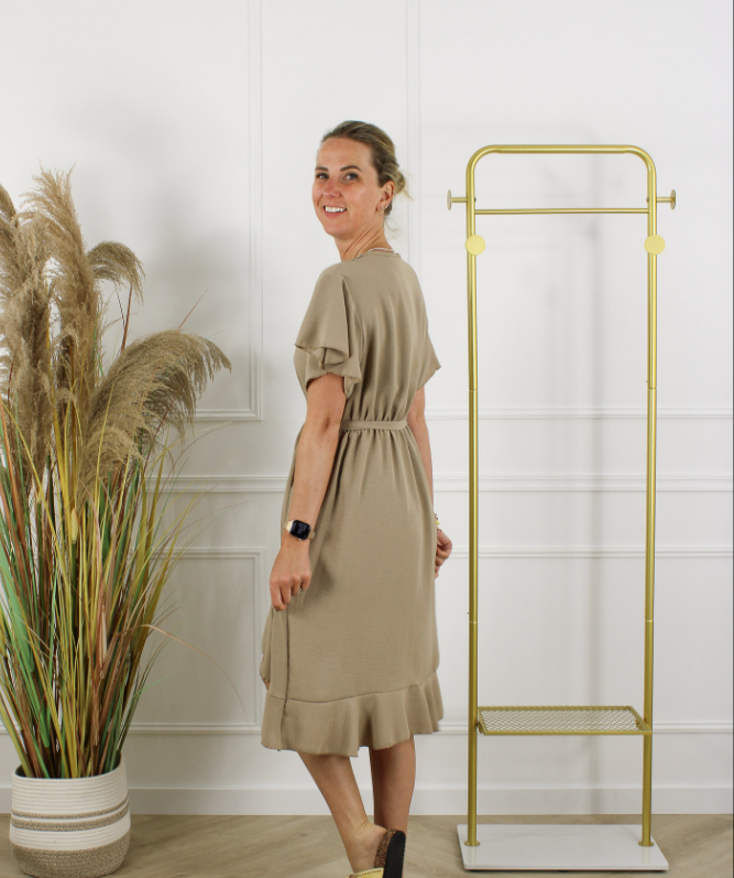 Melody wikkeljurk taupe dames - zijaanzicht met asymmetrische rok en volant