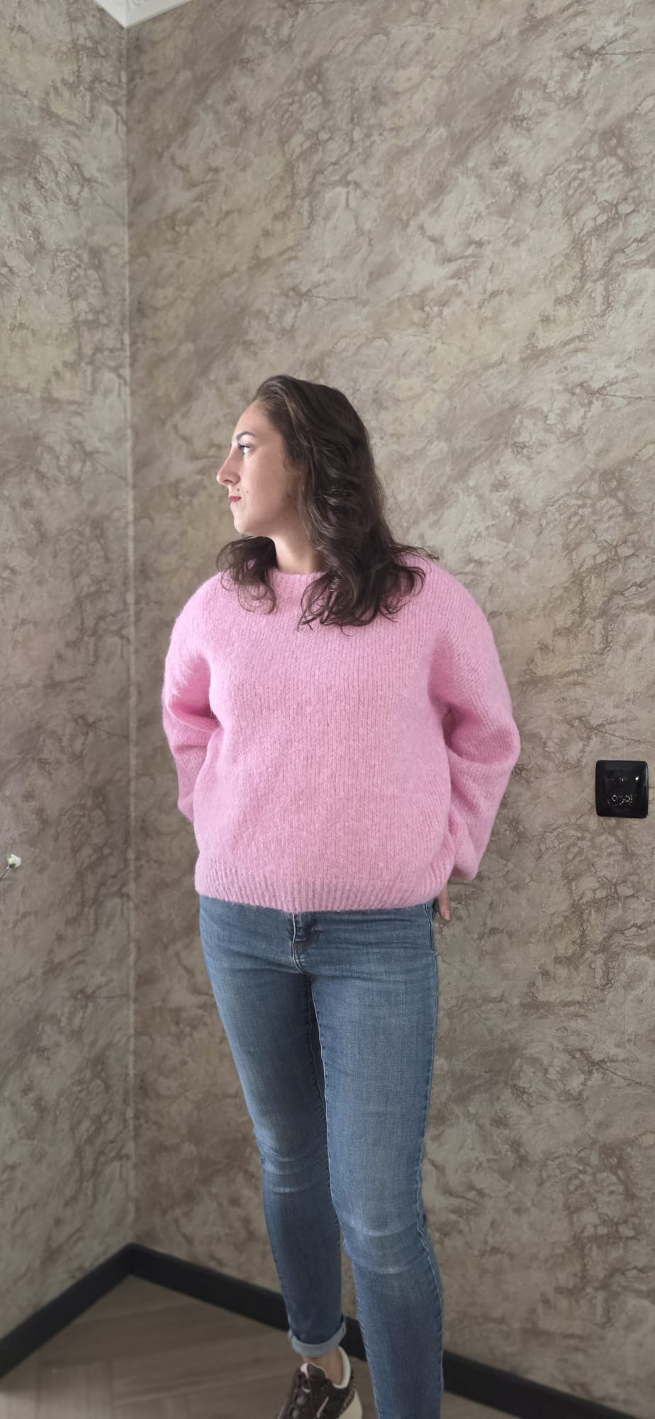 Roze ultra zachte fluffy wollen trui dames voorkant – DeNa Fashion