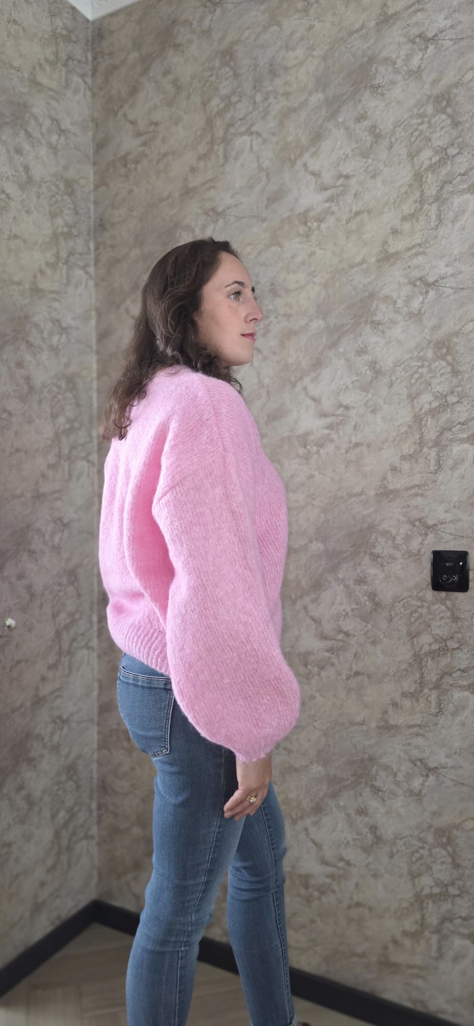Roze ultra zachte fluffy wollen trui dames zijkant – DeNa Fashion