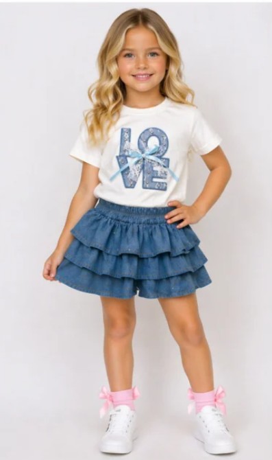 Wit LOVE T-shirt met blauwe rok voor meisjes – detailfoto | DeNa Kids Boutique