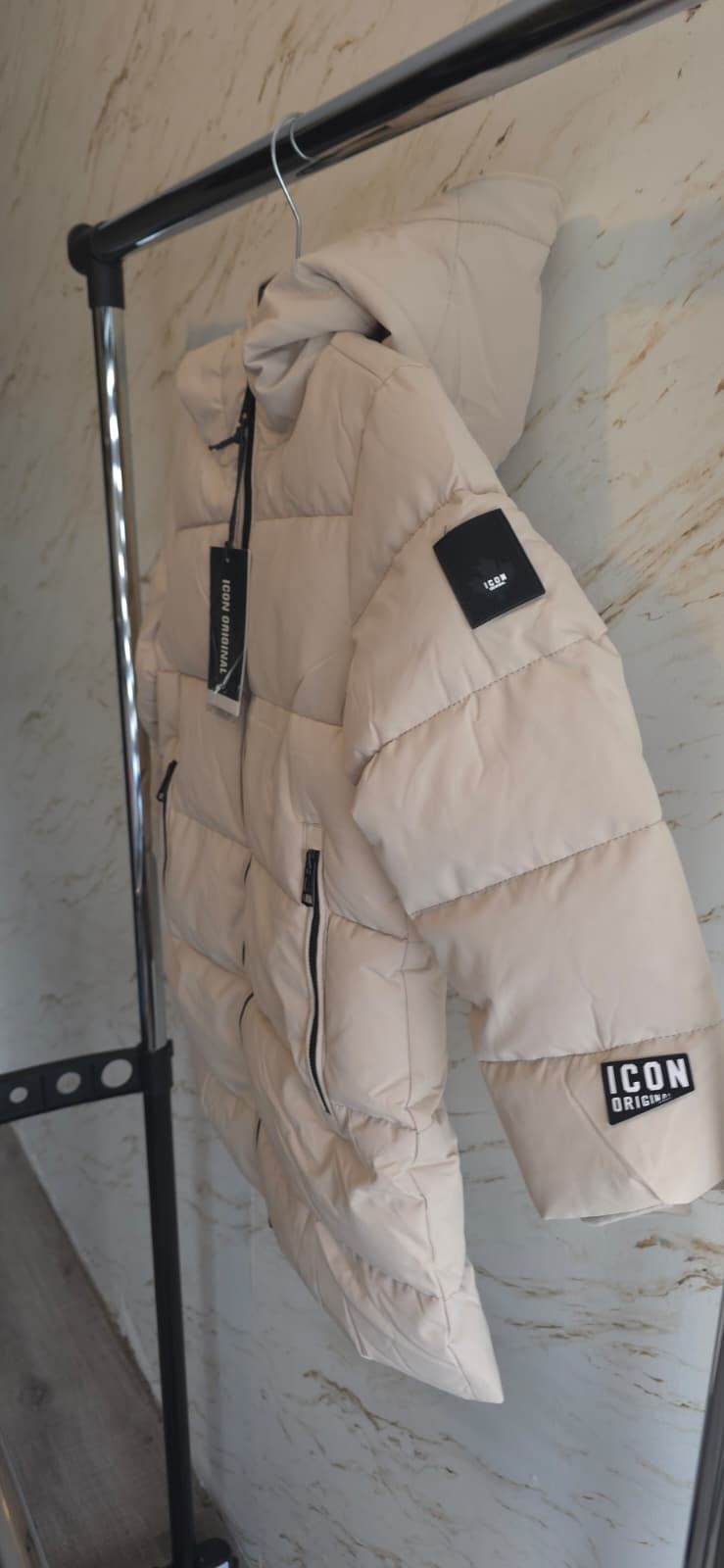 ICON beige gewatteerde winterjas voor jongens met capuchon van DeNa Kids Boutique