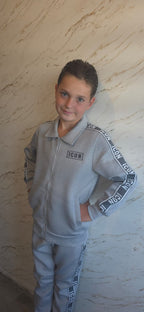ICON grijze joggingset voor jongens met vest, broek en logo details van DeNa Kids Boutique