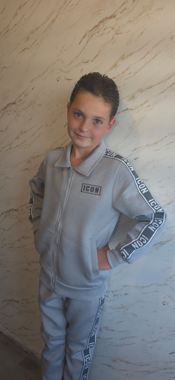 ICON grijze joggingset voor jongens met vest, broek en logo details van DeNa Kids Boutique