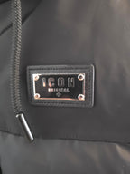 ICON zwarte gewatteerde kinder winterjas met capuchon, luxe label en warme voering voor jongens
