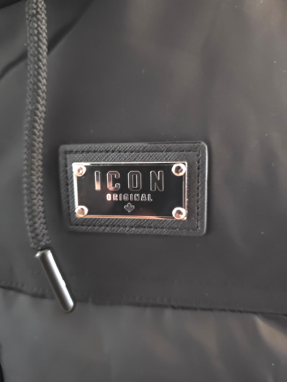 ICON zwarte gewatteerde kinder winterjas met capuchon, luxe label en warme voering voor jongens