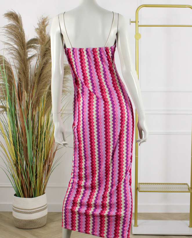 Rimini maxi jurk roze zigzag - achterkant op mannequin met smalle schouderbandjes